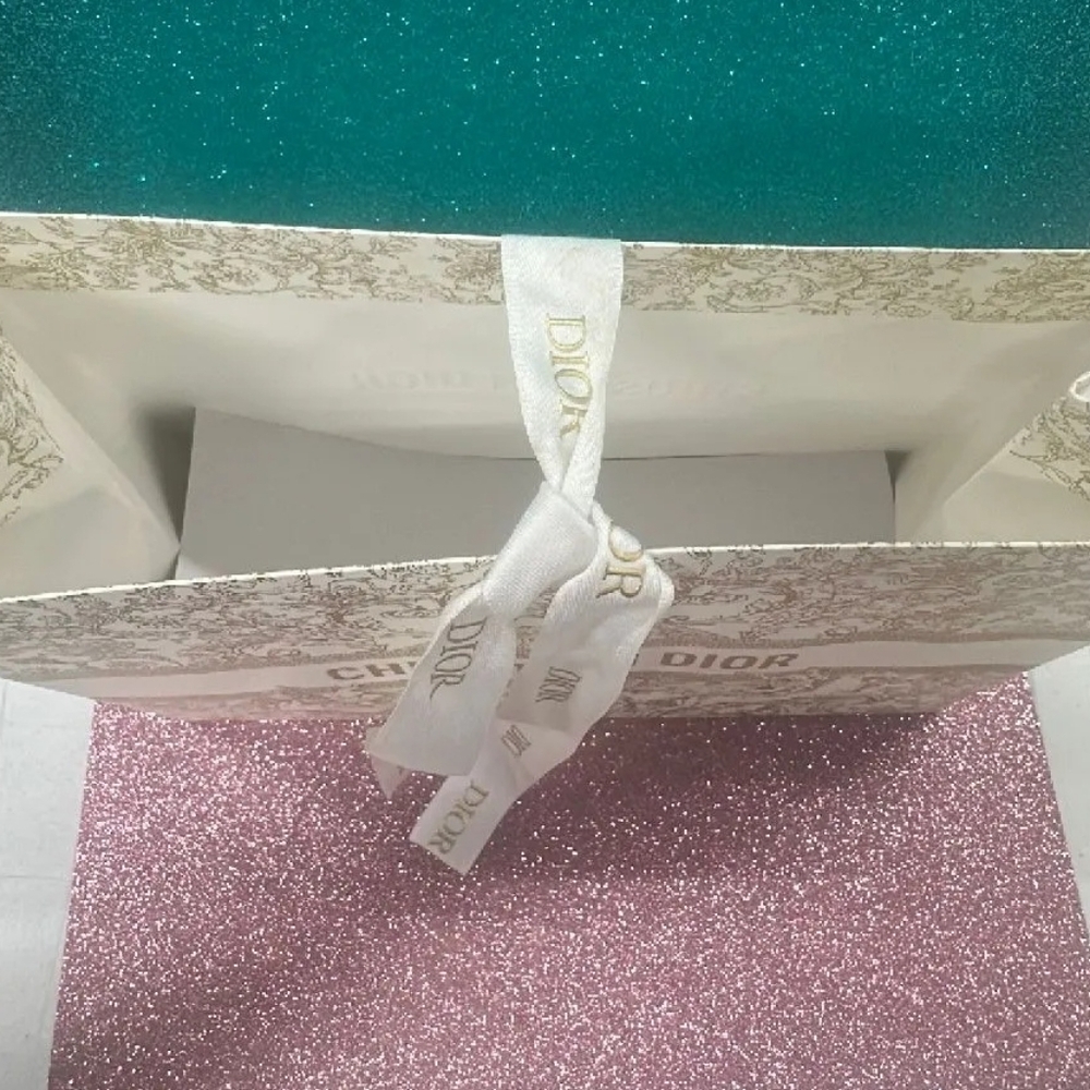 🛍CHRISTIAN DIOR GIFT BAG WITH RIBBON LIMITED EDITION  BRAND NEW/SEALED - Picture 3 of 5